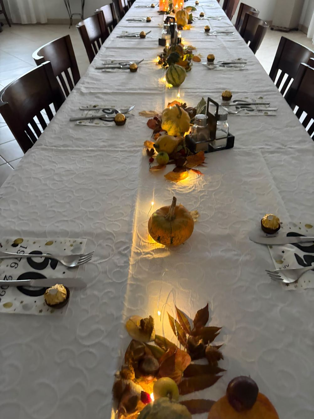 Festlich gedeckte Tafel mit Herbstdekoration und Kerzen